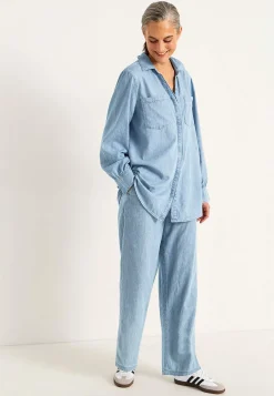 Byxa i denim med vida ben