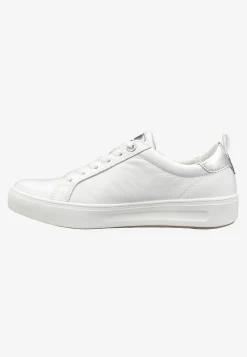 Sneaker i lackat skinn
