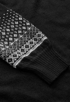 Stickad klänning med jacquardmönstrade ärmar